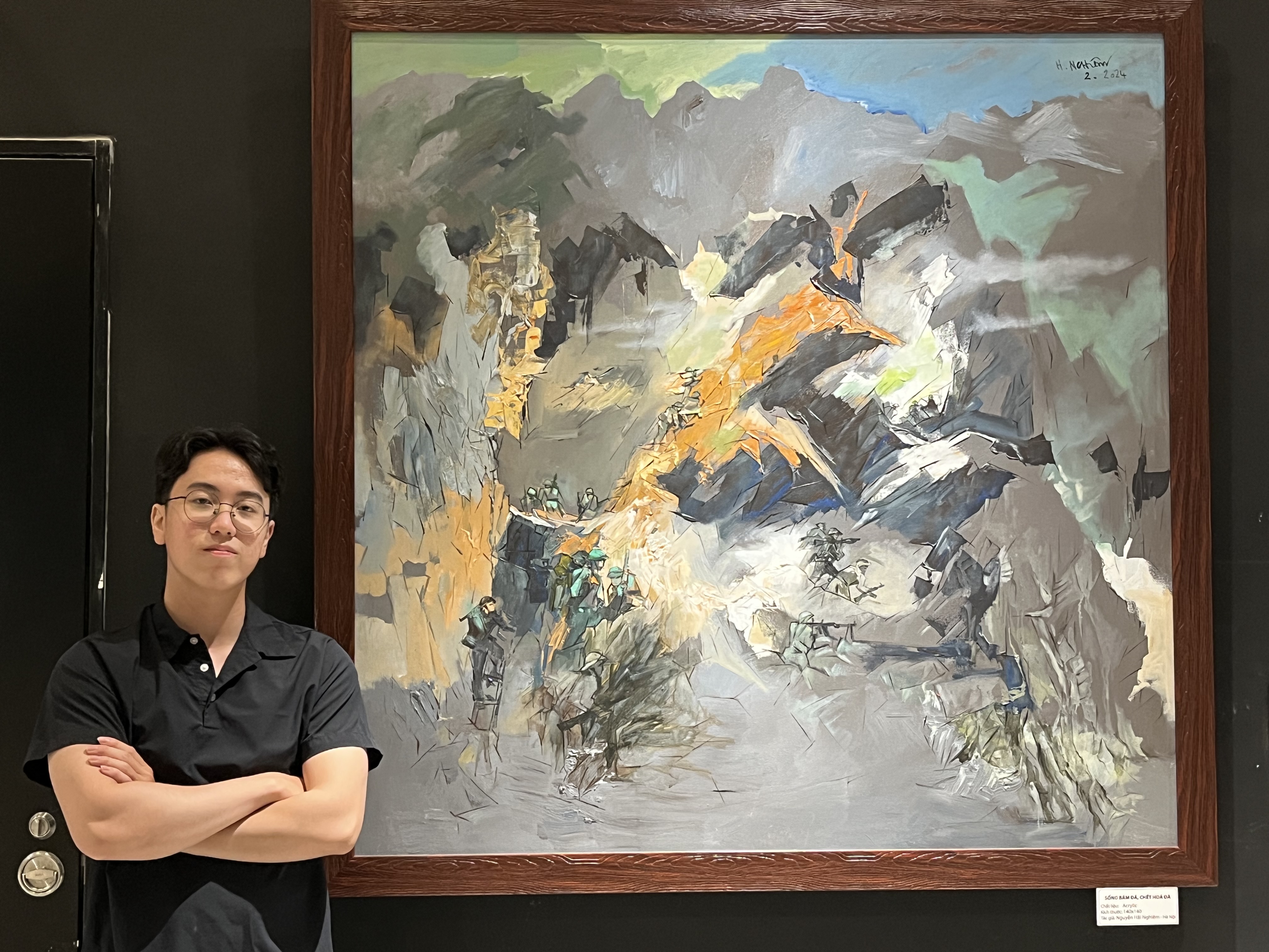 Captured at the Vietnam Military History Museum, this 2024 photo is titled 'Sống bám đá, chết hóa đá.' - 'Live clinging to stone, die turning to stone.'